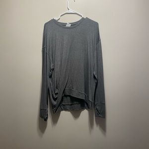 Long sleeve grey shirt with twist hem